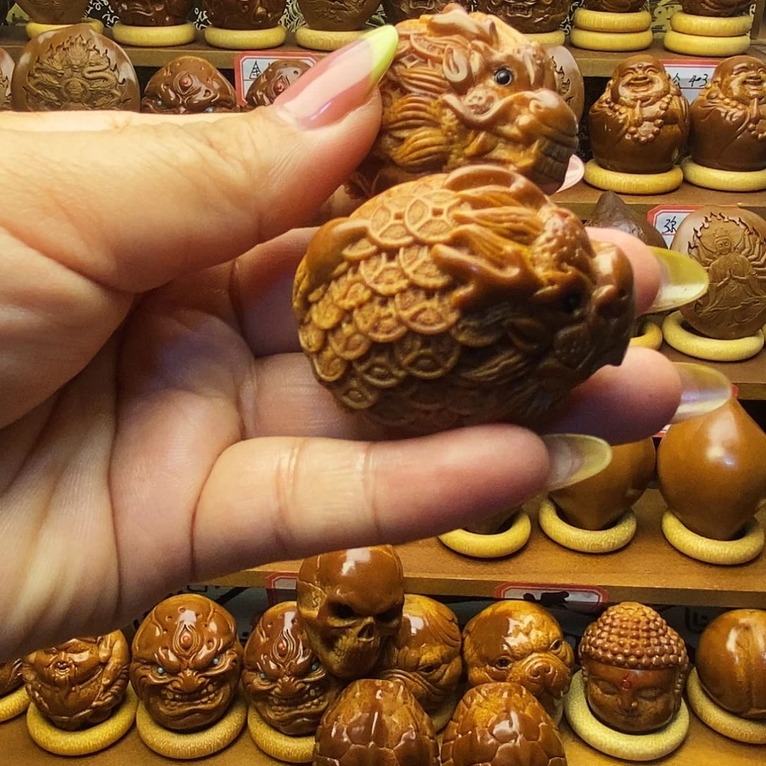 橄榄核吊坠龙头手球