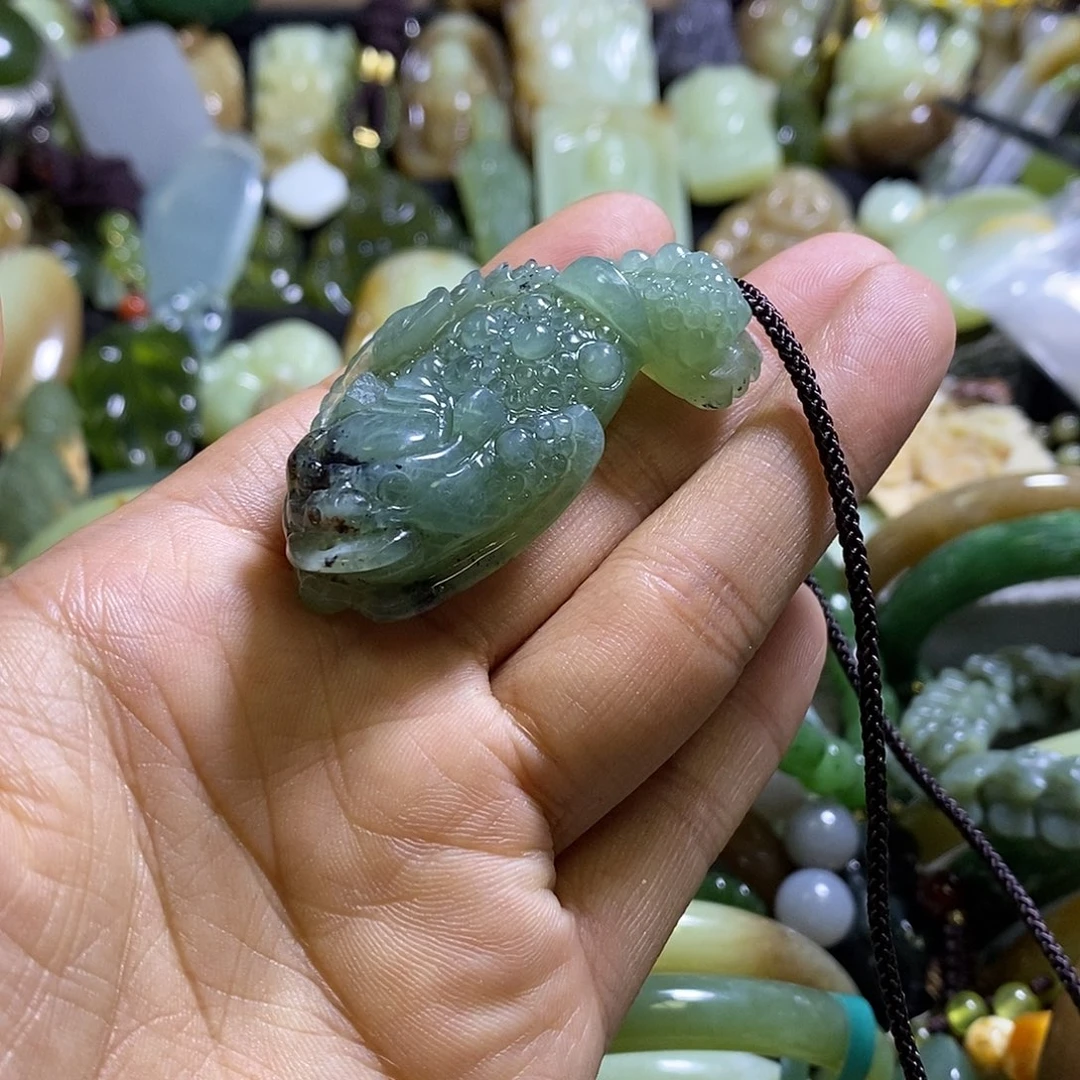 未镶嵌岫玉颈饰一个