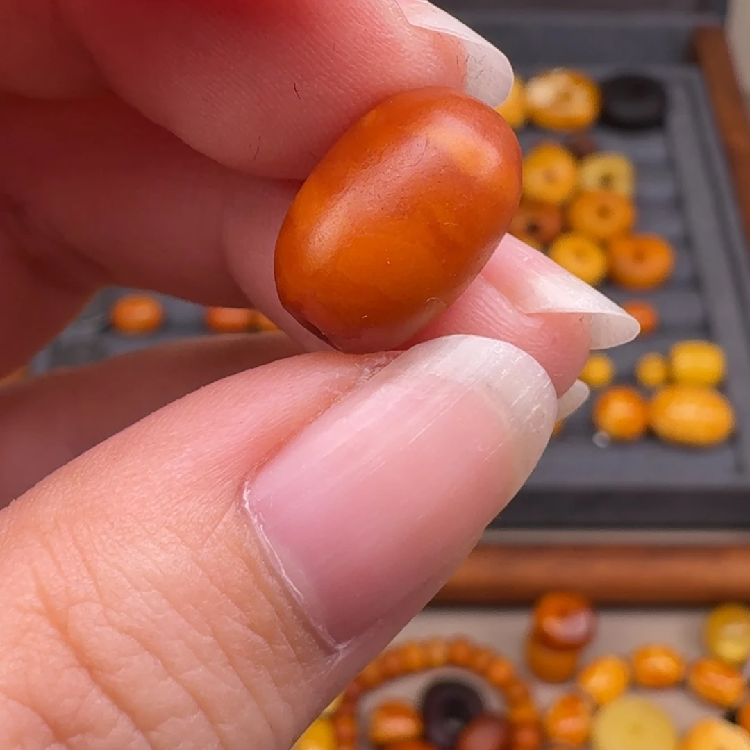 蜜蜡裸石未镶嵌红皮桶