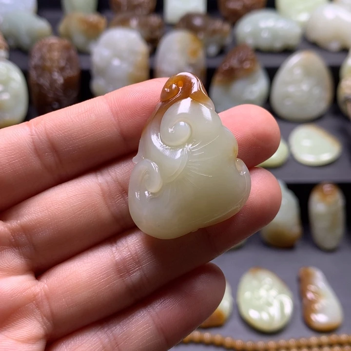 莫***和田玉（糖玉）未镶嵌颈饰