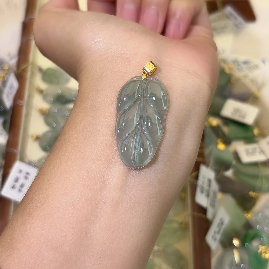 既***之翡翠18K金镶嵌颈饰叶子