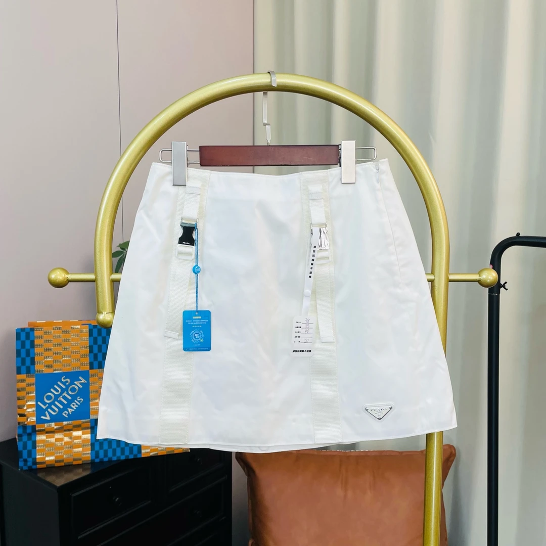 99新 Prada/普拉达  白色金丝三角标短裙 38码