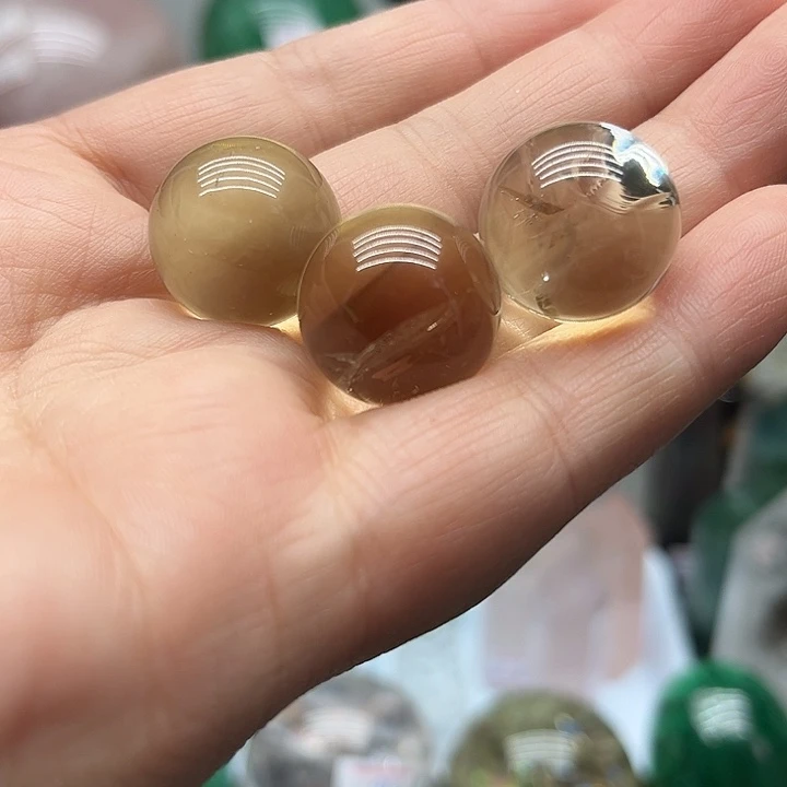 咦***哈水晶未镶嵌珠宝半成品26克。打孔