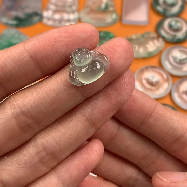 翡翠挂件未镶嵌…..