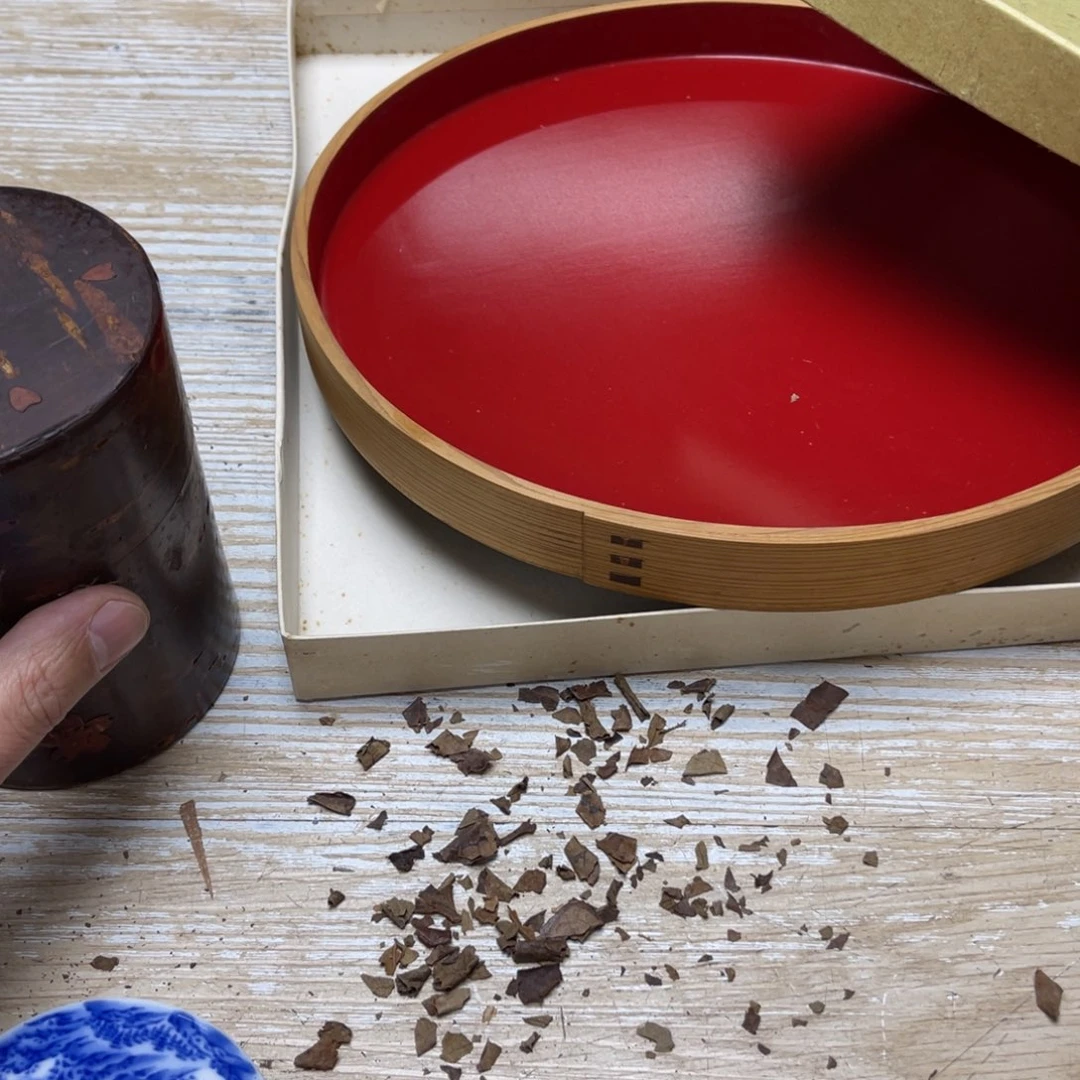 瓷片料****厨密密麻麻地排列着一个