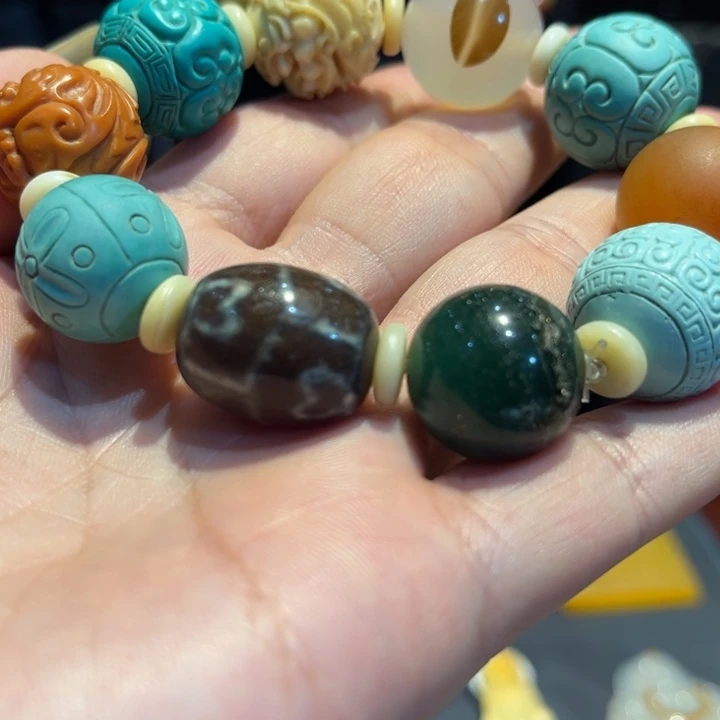 未镶嵌石英质玉（黄龙玉）颈饰