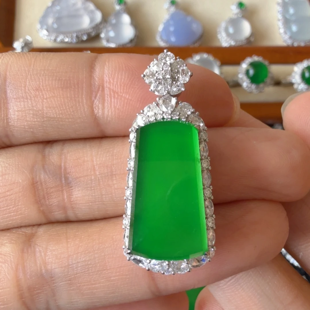 翡翠18K金镶嵌颈饰吊坠