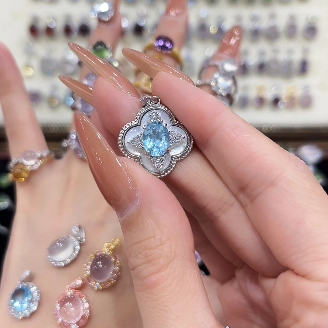 丑***鸭银S925镶嵌吊坠(赠链)托帕石