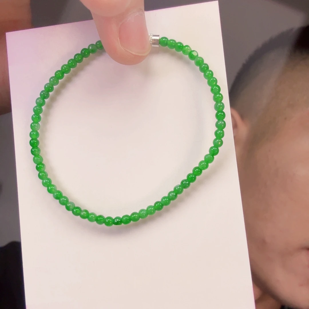 翡翠未镶嵌颈饰一件