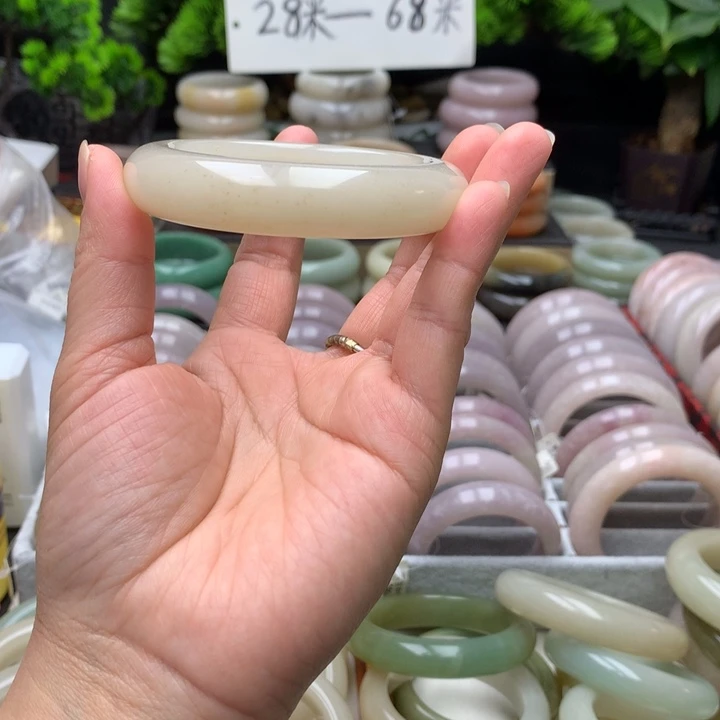 石英质玉（佘太翠）未镶嵌手镯56