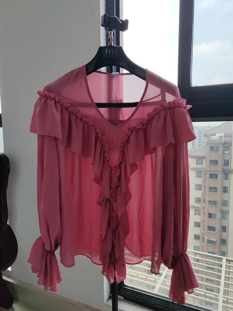 早春新款时尚百搭法式设计感木耳边宽松V领雪纺衬衫女