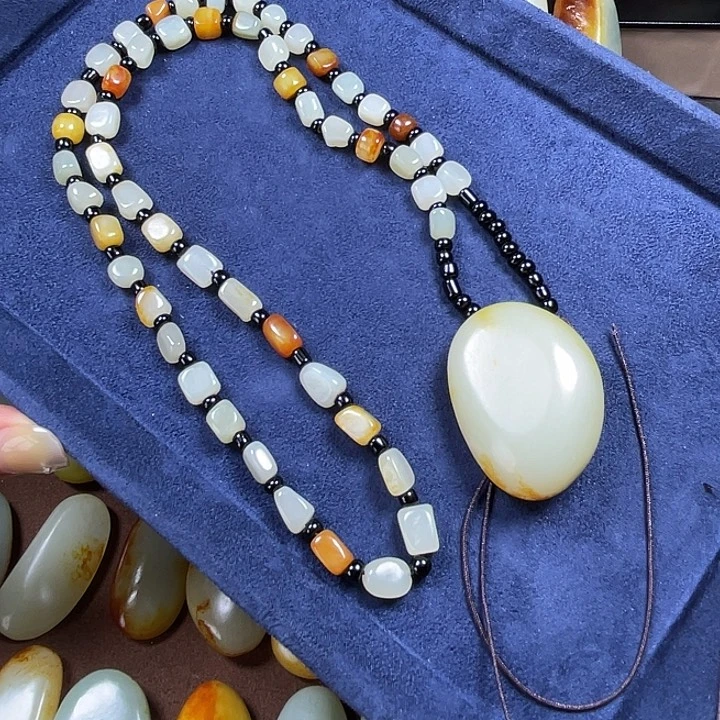 和田玉未镶嵌颈饰拾**鷲