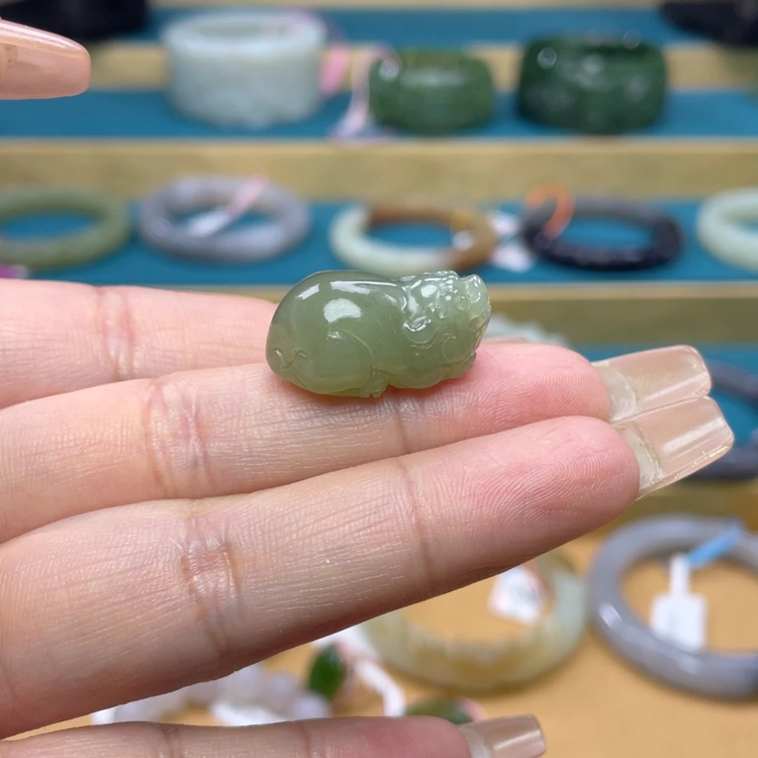 和田玉吊坠60圈口。编号47未镶嵌