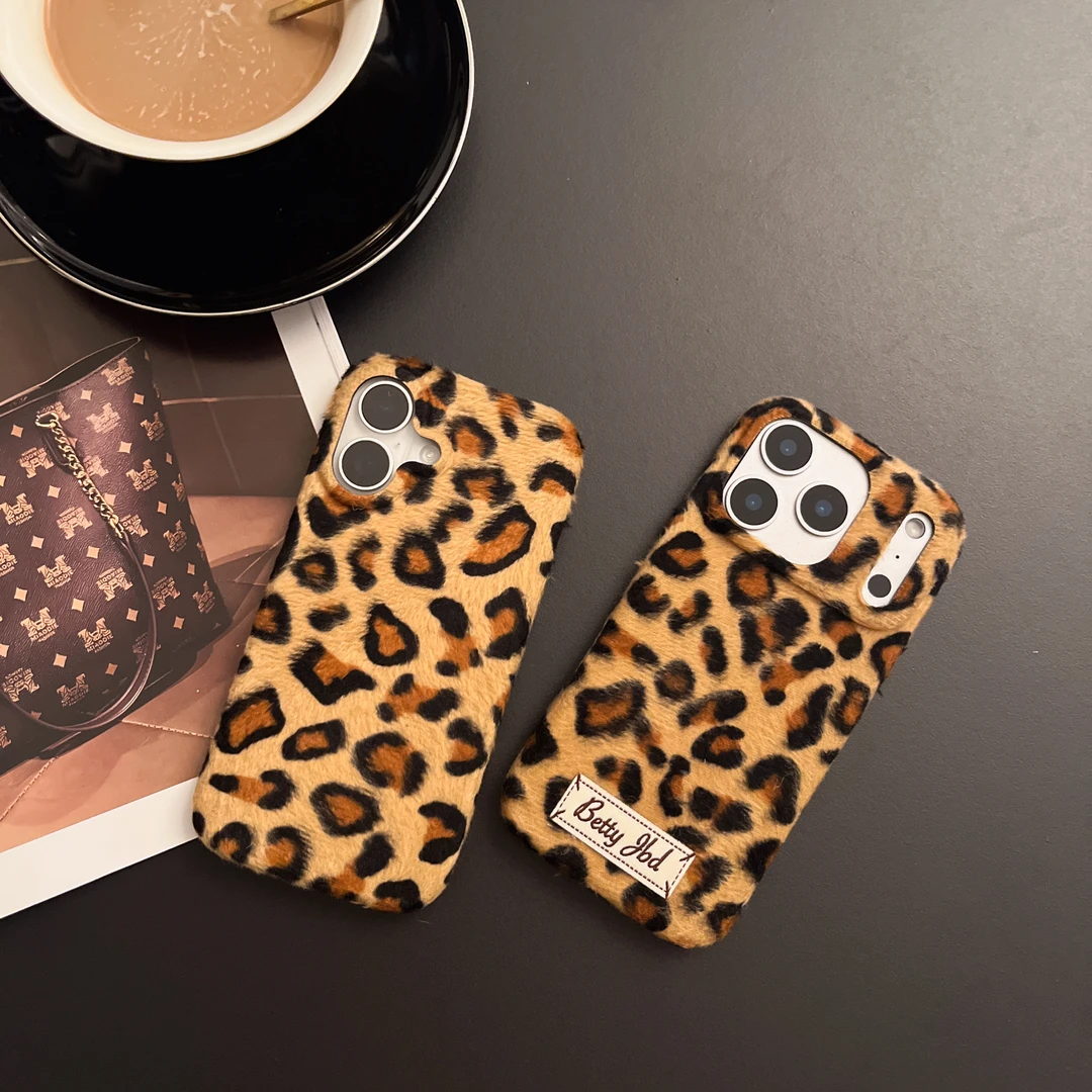 适用iPhone17Promax秋冬复古棕色毛绒豹纹带挂绳15新款女款手机壳