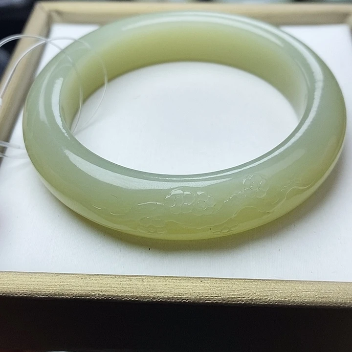 和田玉未镶嵌手镯