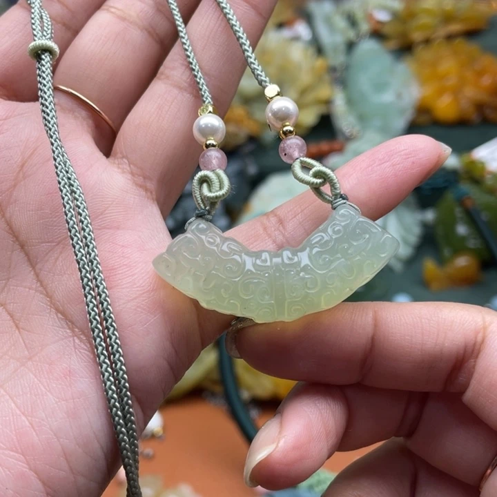 蛇纹石玉吊坠合金