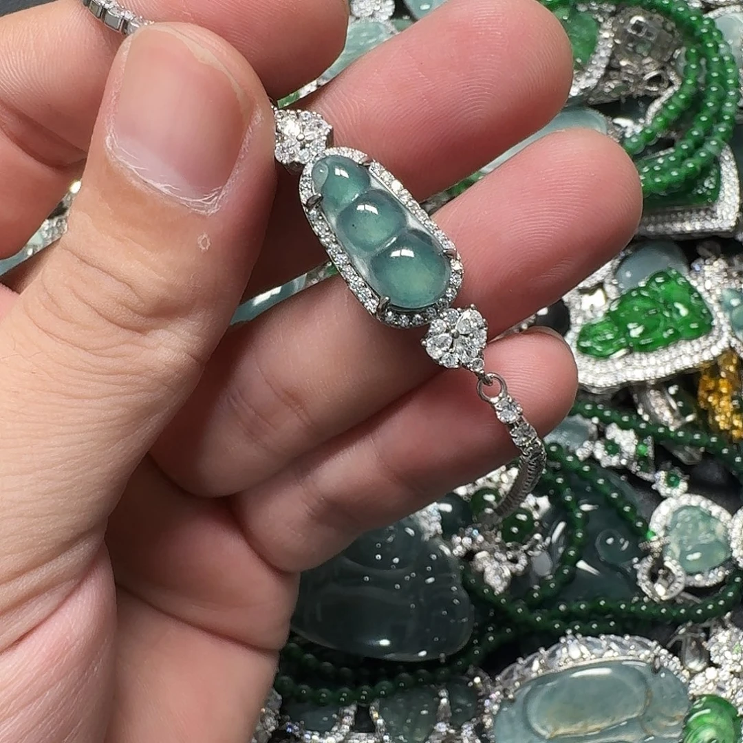 翡翠未镶嵌颈饰天然A货翡翠放漏