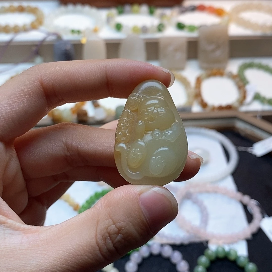 和田玉颈饰未镶嵌且末糖白招财猫