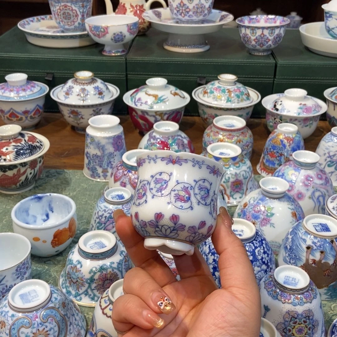 杯冉月观隐斗彩缠枝莲花花口杯