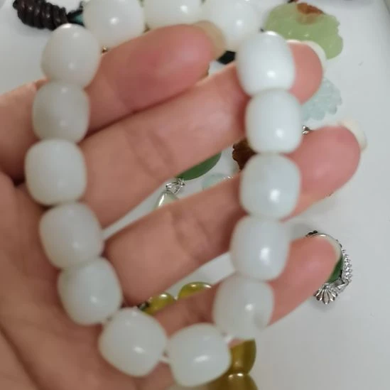 未镶嵌蛇纹石玉吊坠