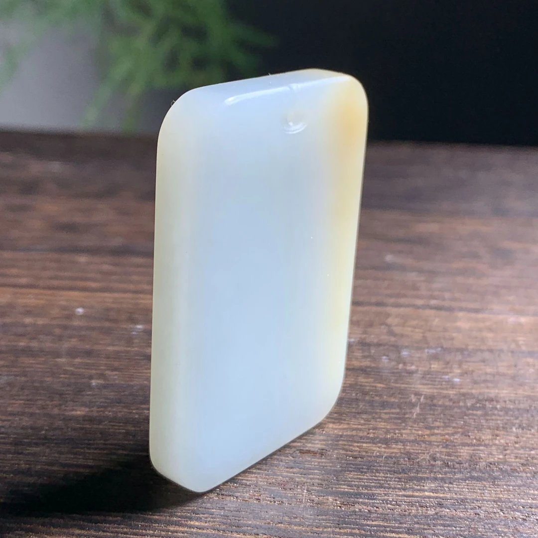 精美和田玉糖羊脂白玉平安无事牌，质地温润细腻，油润如脂，