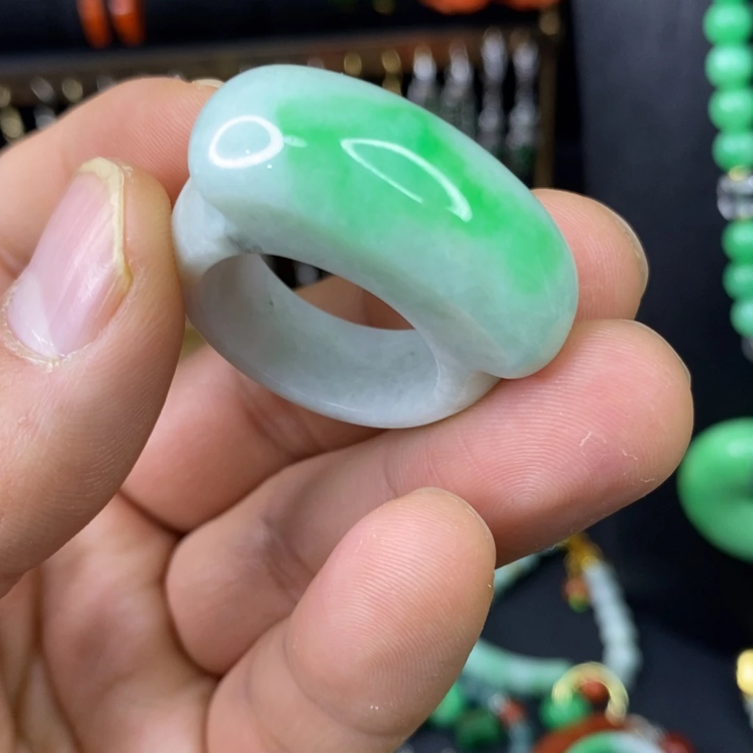 颈饰未镶嵌翡翠戒指