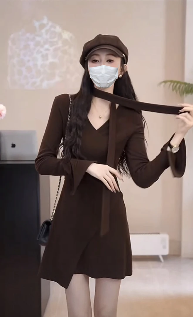 秋季新款气质小众咖啡色飘带不规则交叉V领长袖连衣裙收腰显瘦ins