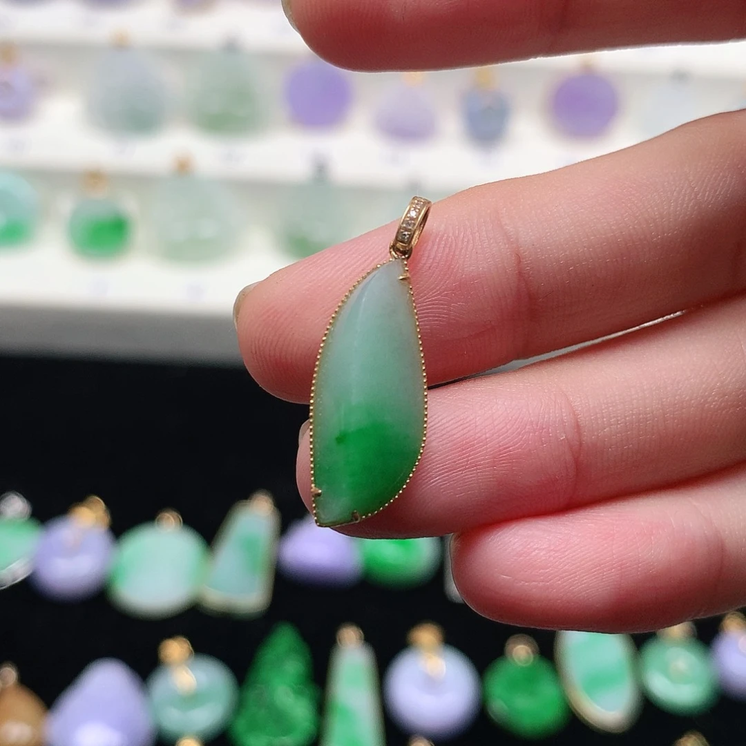 颈饰18K金镶嵌翡翠翡翠吊坠