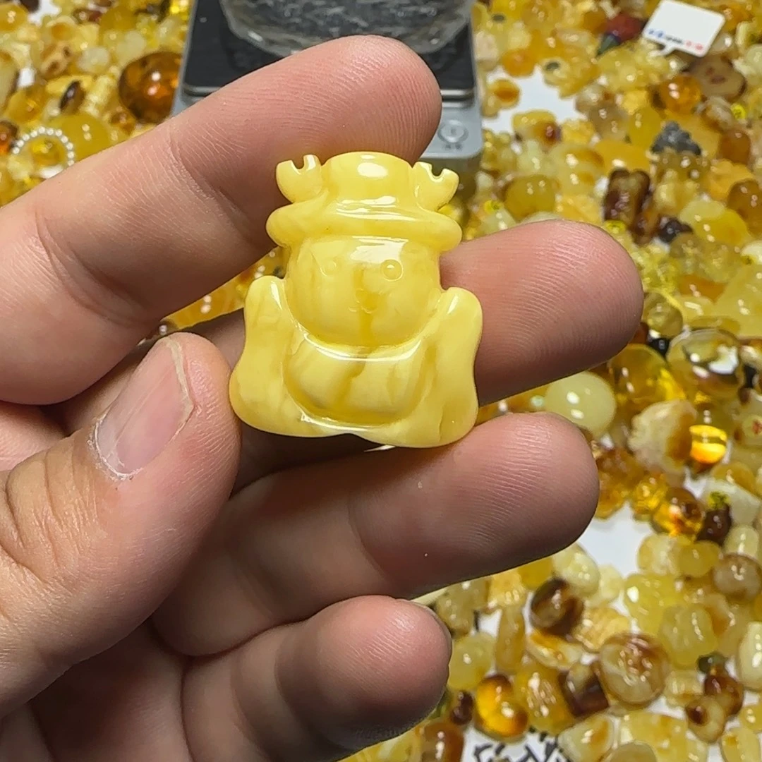 一***虫琥珀未镶嵌裸石三分之一个