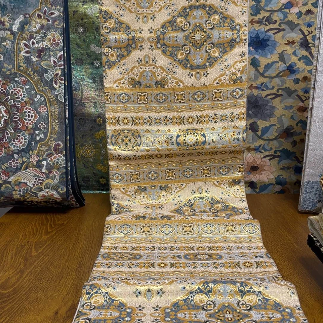 织绣织锦，织锦缎。织锦，织锦