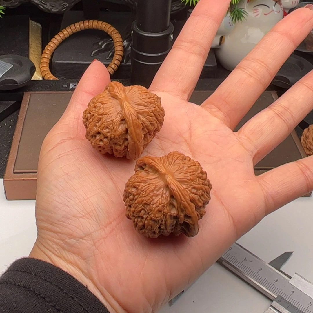 文玩核桃吊坠滢血麒麟38