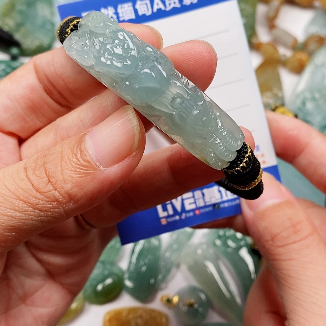 翡翠未镶嵌颈饰龙手牌