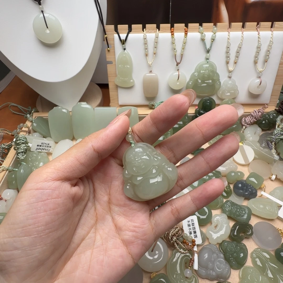 宝***贝颈饰未镶嵌和田玉