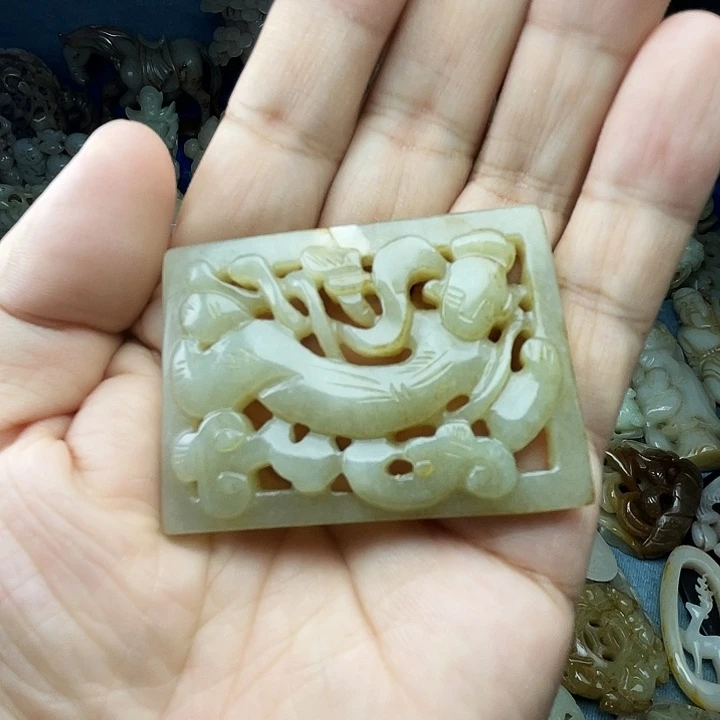 颈饰未镶嵌和田玉（青白玉）