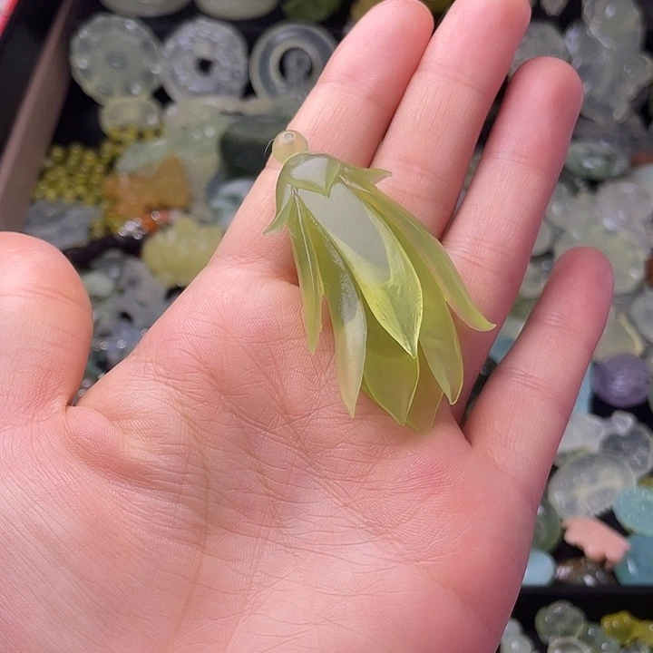 蛇纹石玉合金颈饰玉兰花