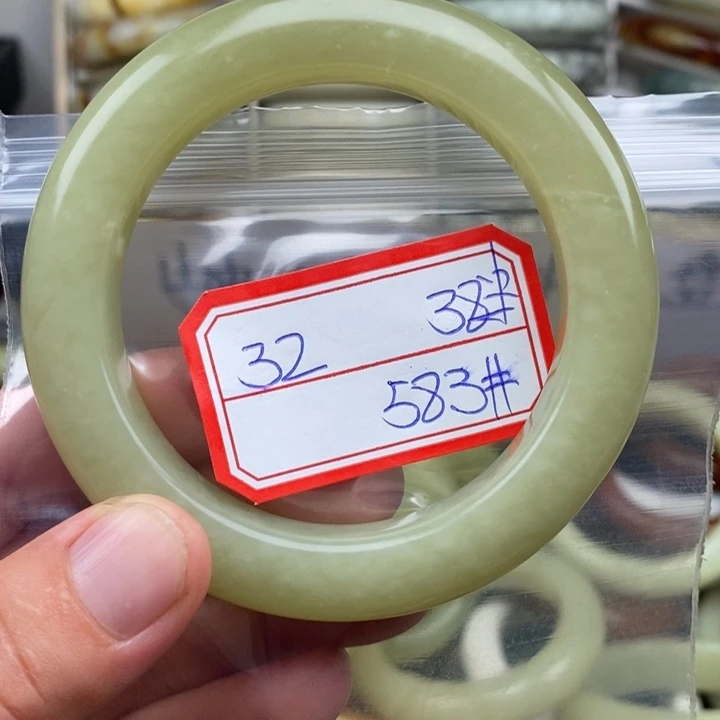未镶嵌蛇纹石玉颈饰