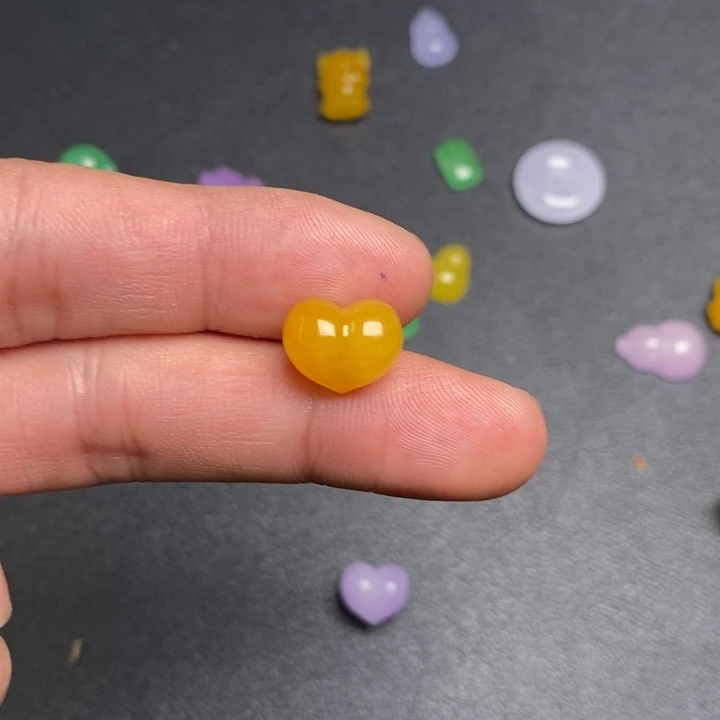 杨***玉翡翠未镶嵌颈饰挂件