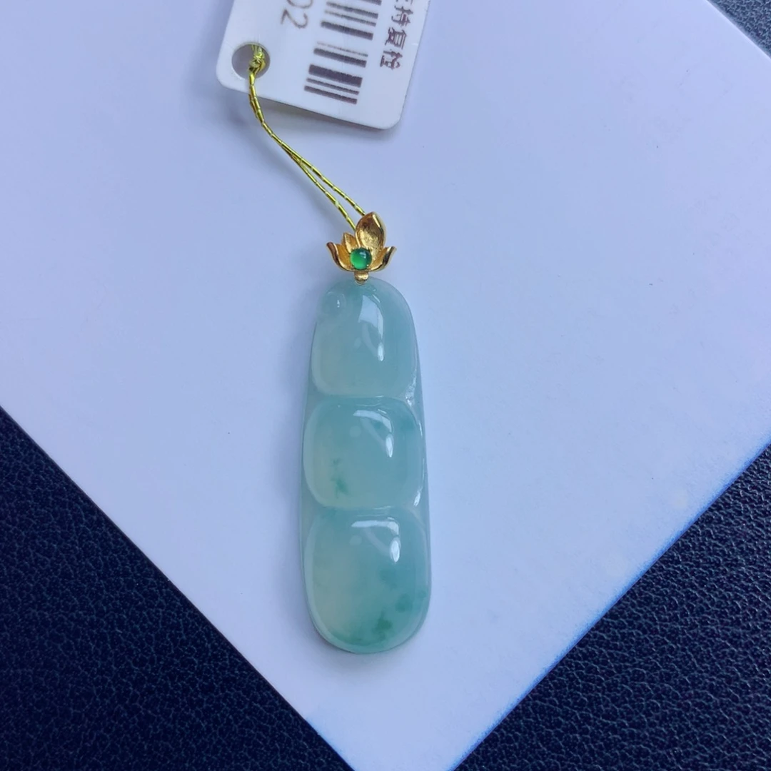 翡翠未镶嵌颈饰福豆