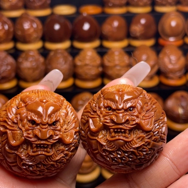 橄榄核把件济****烤橄榄雕刻