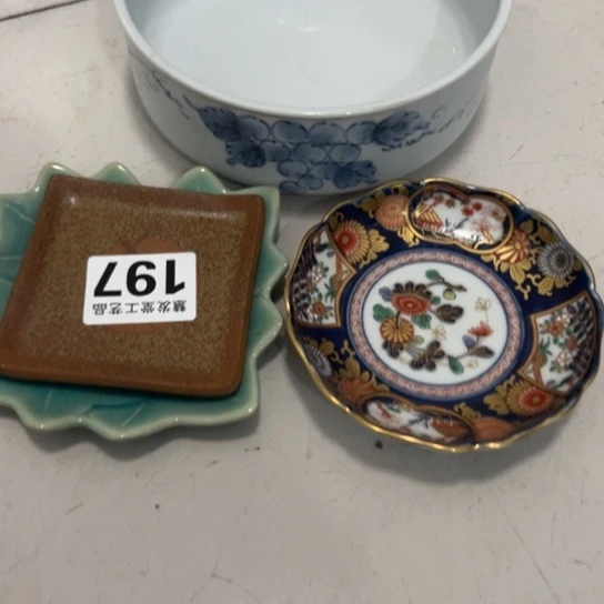 奶***派一对陶碟一个其泉盘一个葡萄大钵197