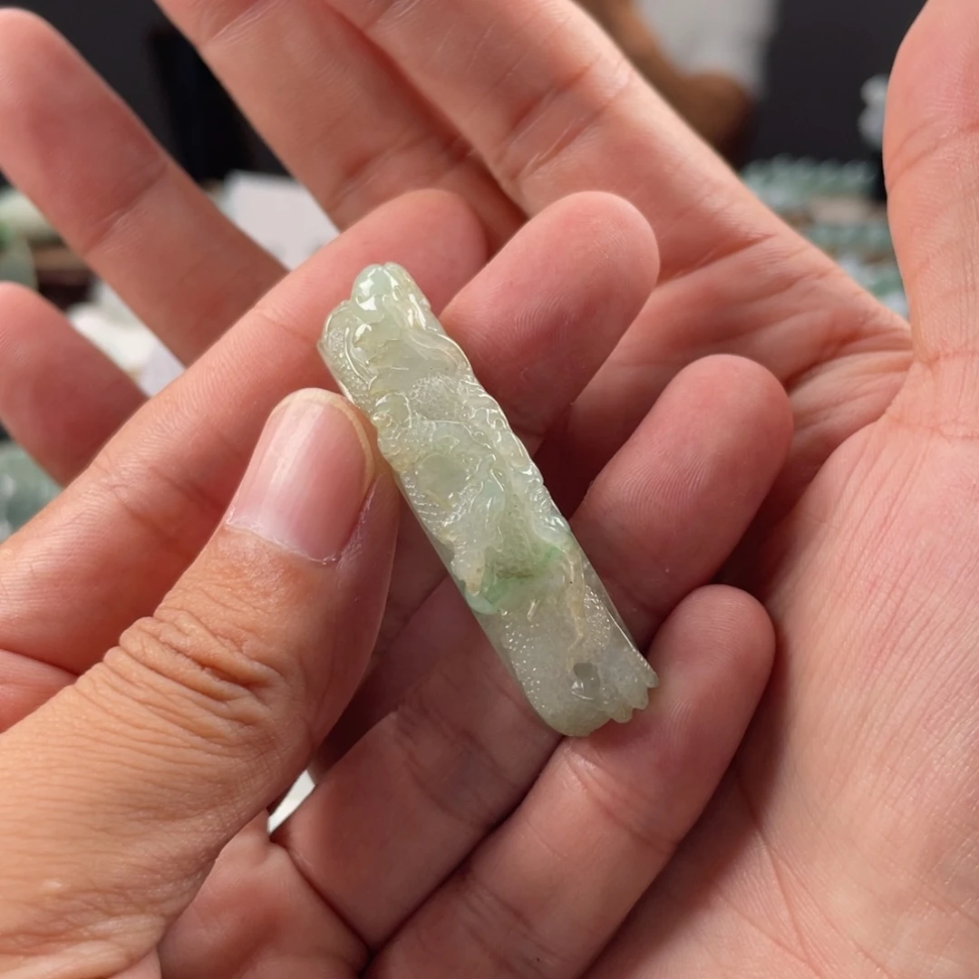 捕***鱼翡翠未镶嵌颈饰龙牌缅甸天然翡翠A货糯冰种料