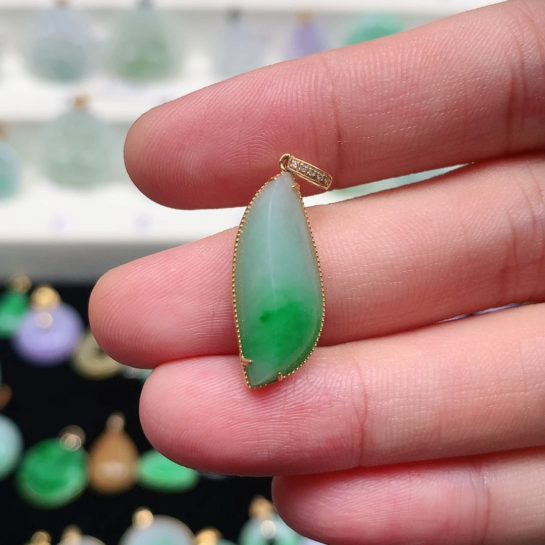 颈饰18K金镶嵌翡翠翡翠吊坠