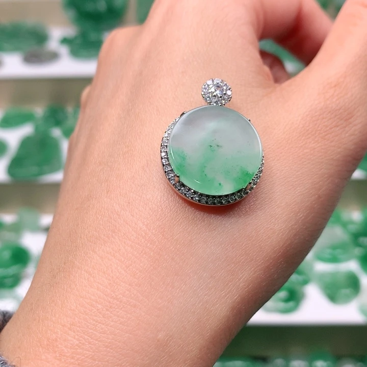 颈饰未镶嵌石英质玉