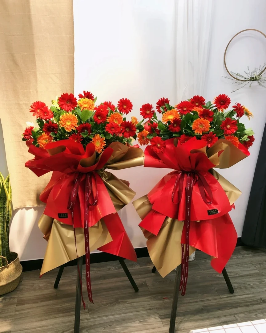 混搭鲜花开业花篮108元一对，架子颜色可换赠送贺卡免费配送