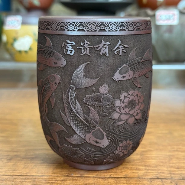 5560宜兴紫砂主人杯石红刻绘富贵有余容量150毫升紫砂杯