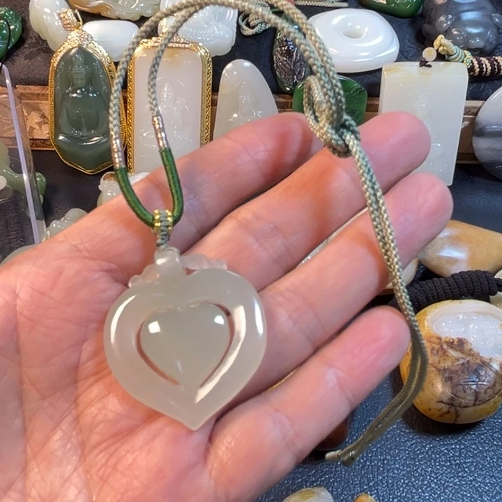 和田玉未镶嵌吊坠(赠链)