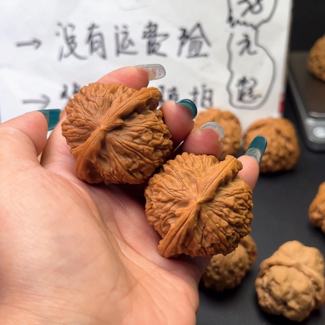 文玩核桃吊坠芳白狮子