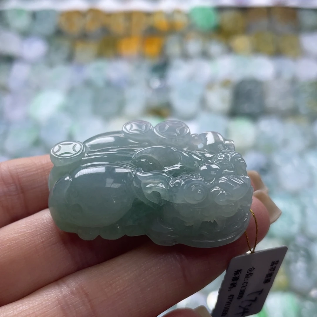 翡翠未镶嵌颈饰貔貅