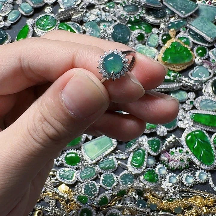 翡翠颈饰未镶嵌天然A货翡翠放漏