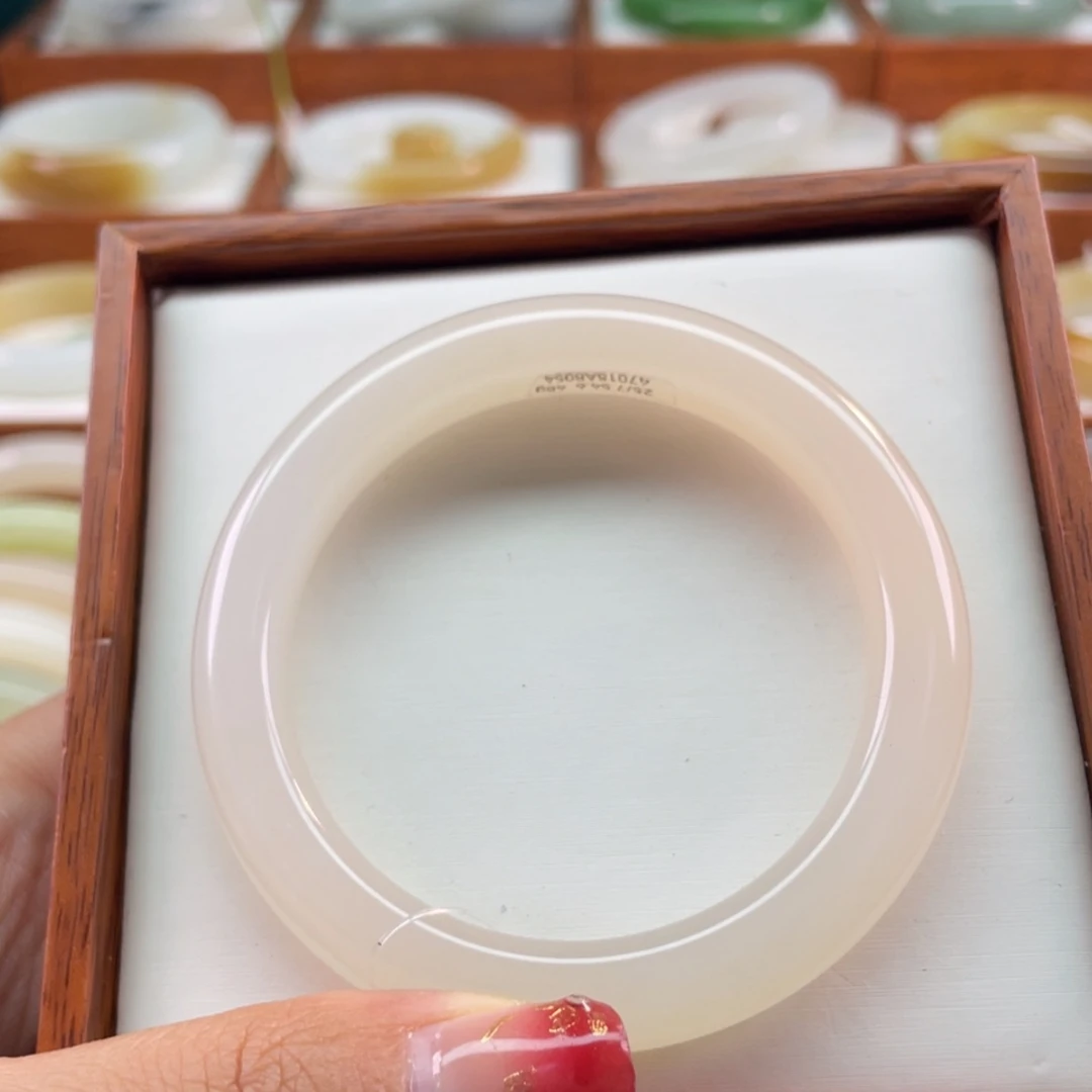 【闪购商品】和田玉手镯未镶嵌56